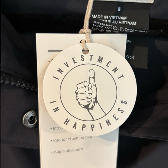 Vuori Womens Sky Puffer Jacket in black, size small.
New with tags! - Picture 8 of 14